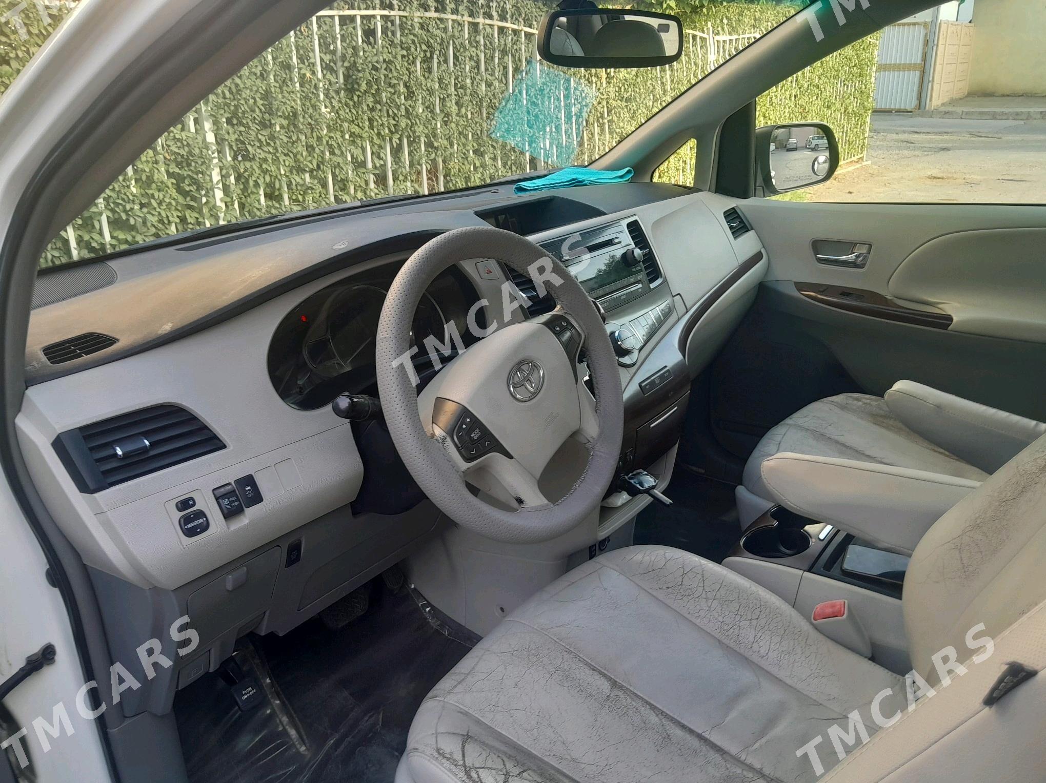 Toyota Sienna 2010 - 305 000 TMT - Мары - img 3