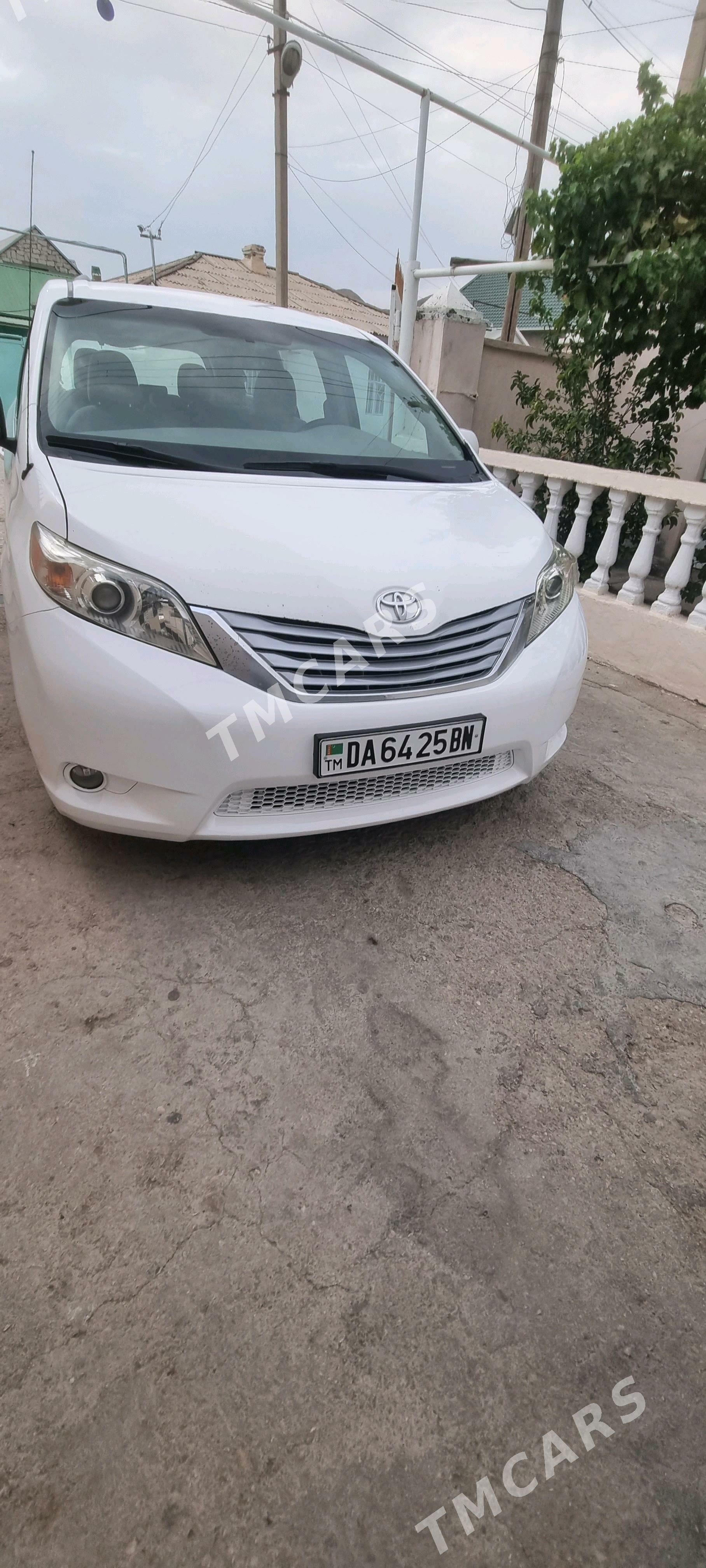 Toyota Sienna 2011 - 290 000 TMT - Балканабат - img 4
