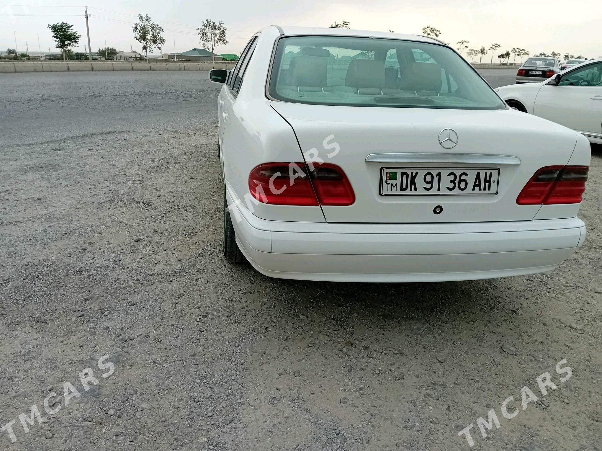 Mercedes-Benz E320 2000 - 100 000 TMT - Бахарден - img 1