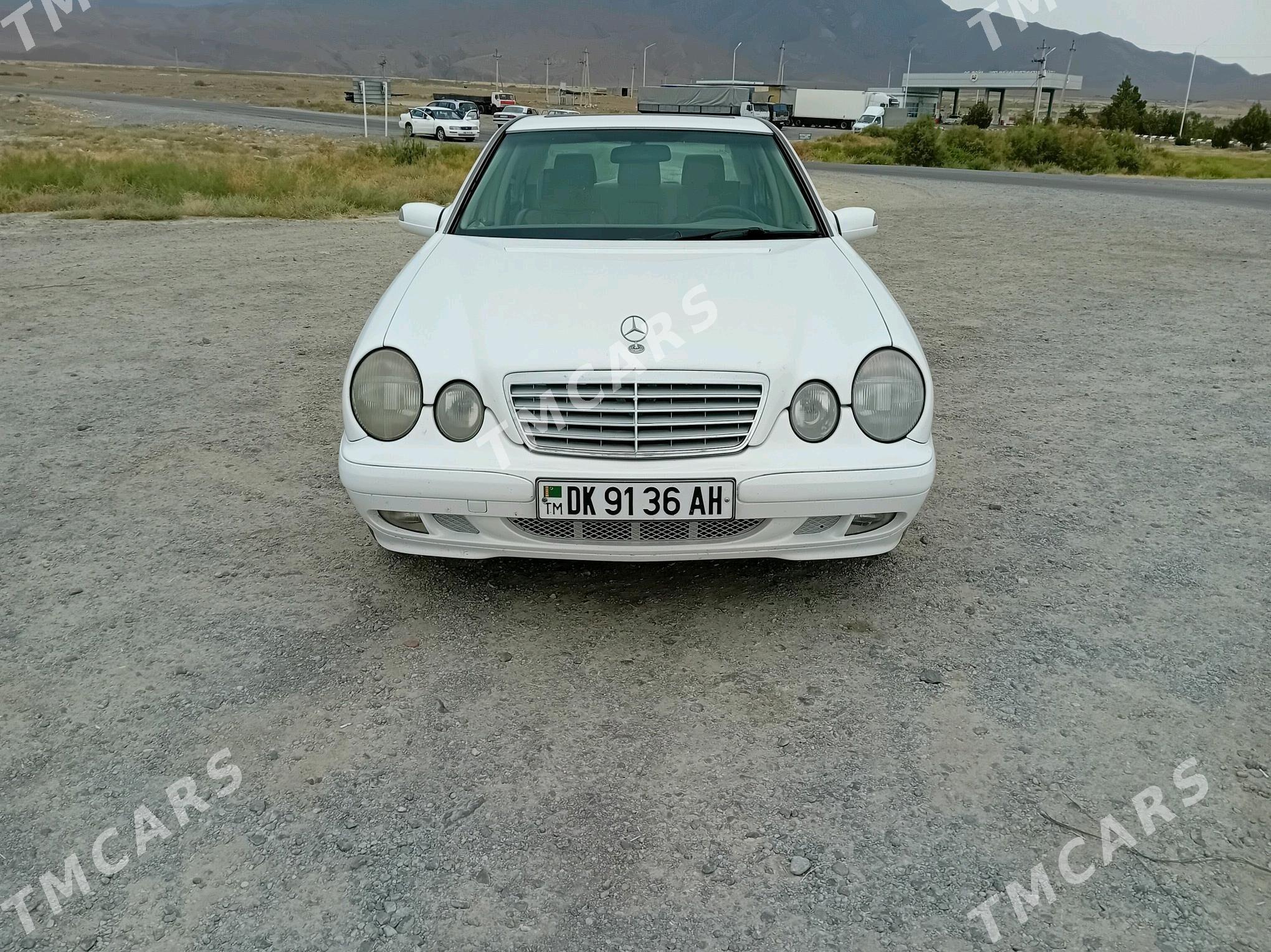 Mercedes-Benz E320 2000 - 100 000 TMT - Бахарден - img 3