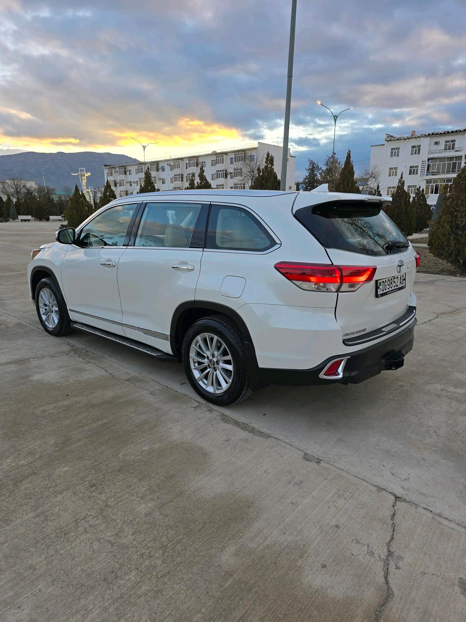 Toyota Highlander 2018 - 430 000 TMT - Бузмеин ГРЭС - img 2