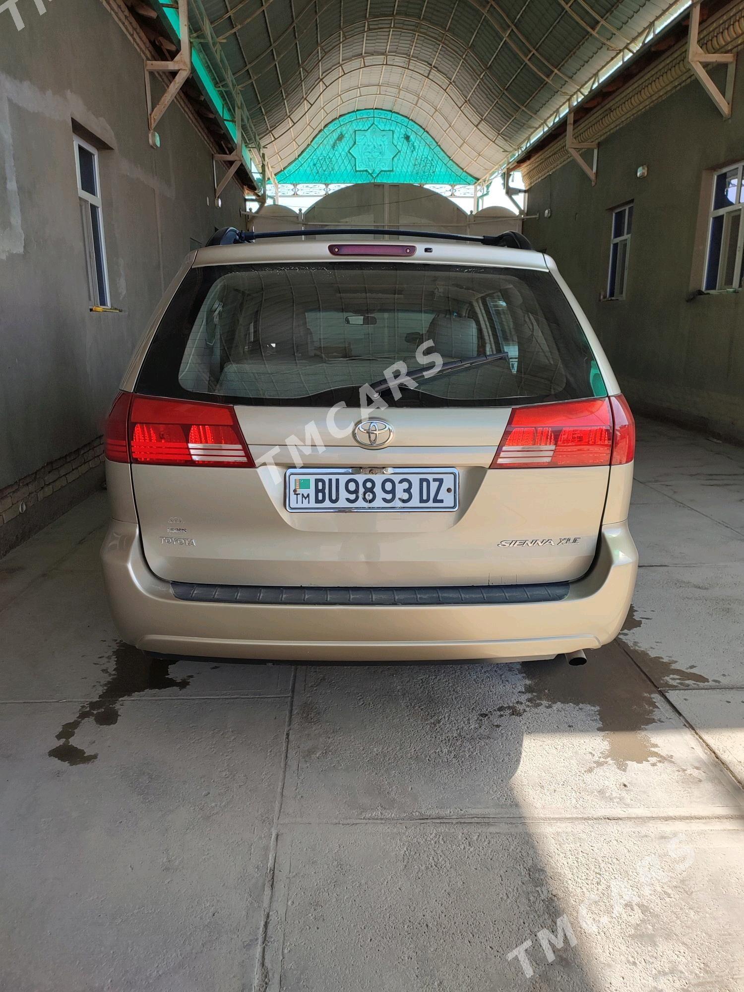 Toyota Sienna 2004 - 240 000 TMT - Гурбансолтан Едже - img 4