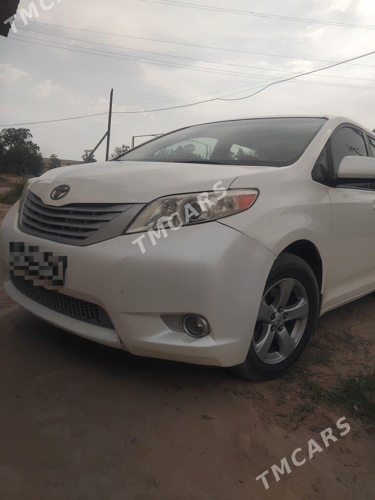 Toyota Sienna 2011 - 300 000 TMT - Ёлётен - img 1