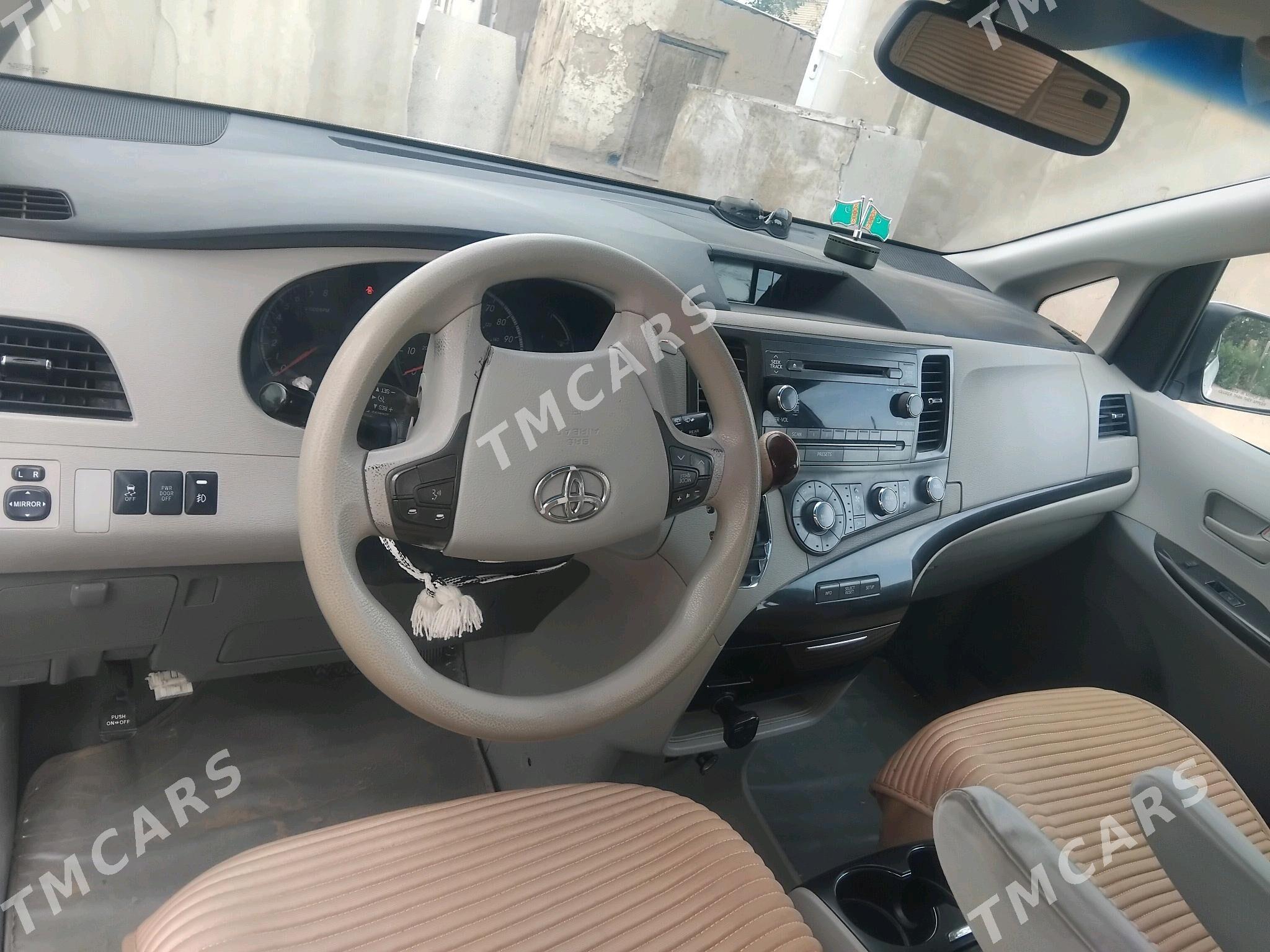 Toyota Sienna 2011 - 300 000 TMT - Ёлётен - img 2