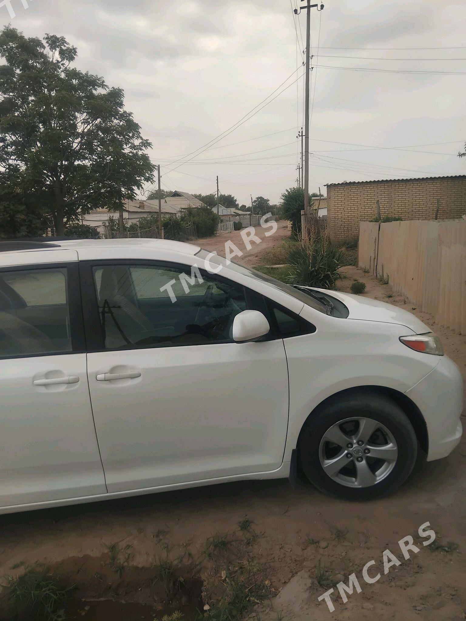 Toyota Sienna 2011 - 300 000 TMT - Ёлётен - img 4