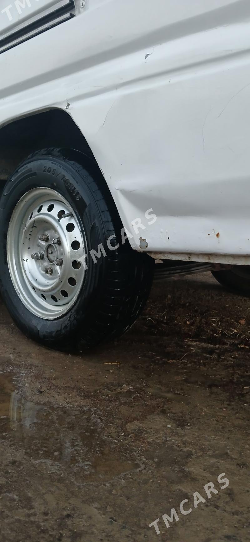 Toyota Hiace 1995 - 30 000 TMT - Мары - img 4