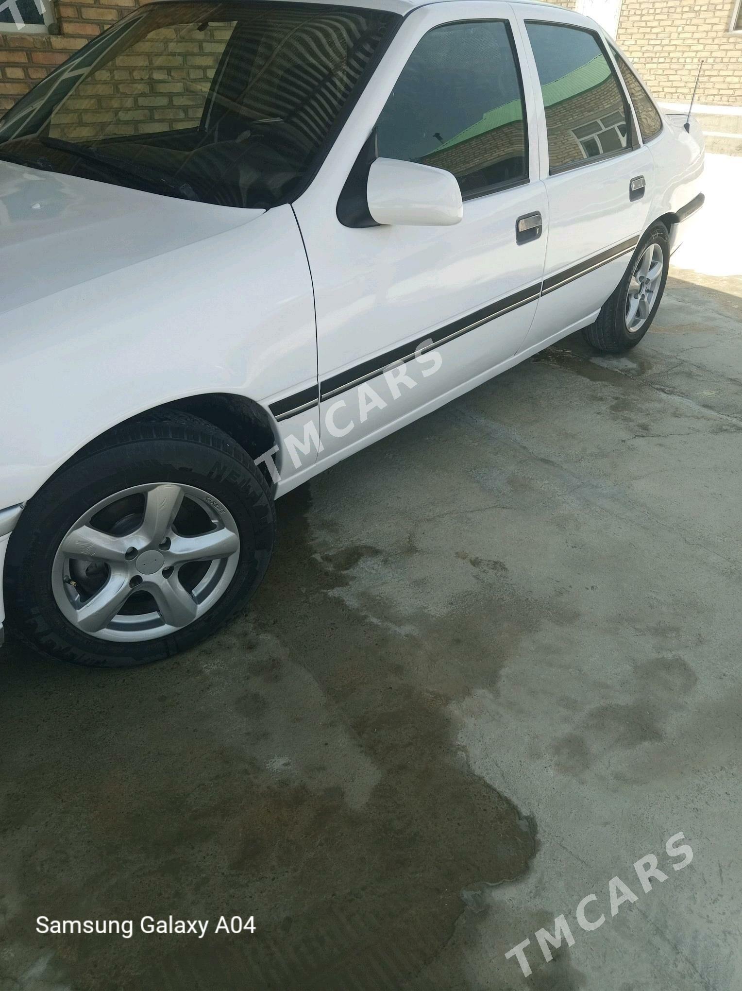 Opel Vectra 1990 - 33 000 TMT - Бахарден - img 6