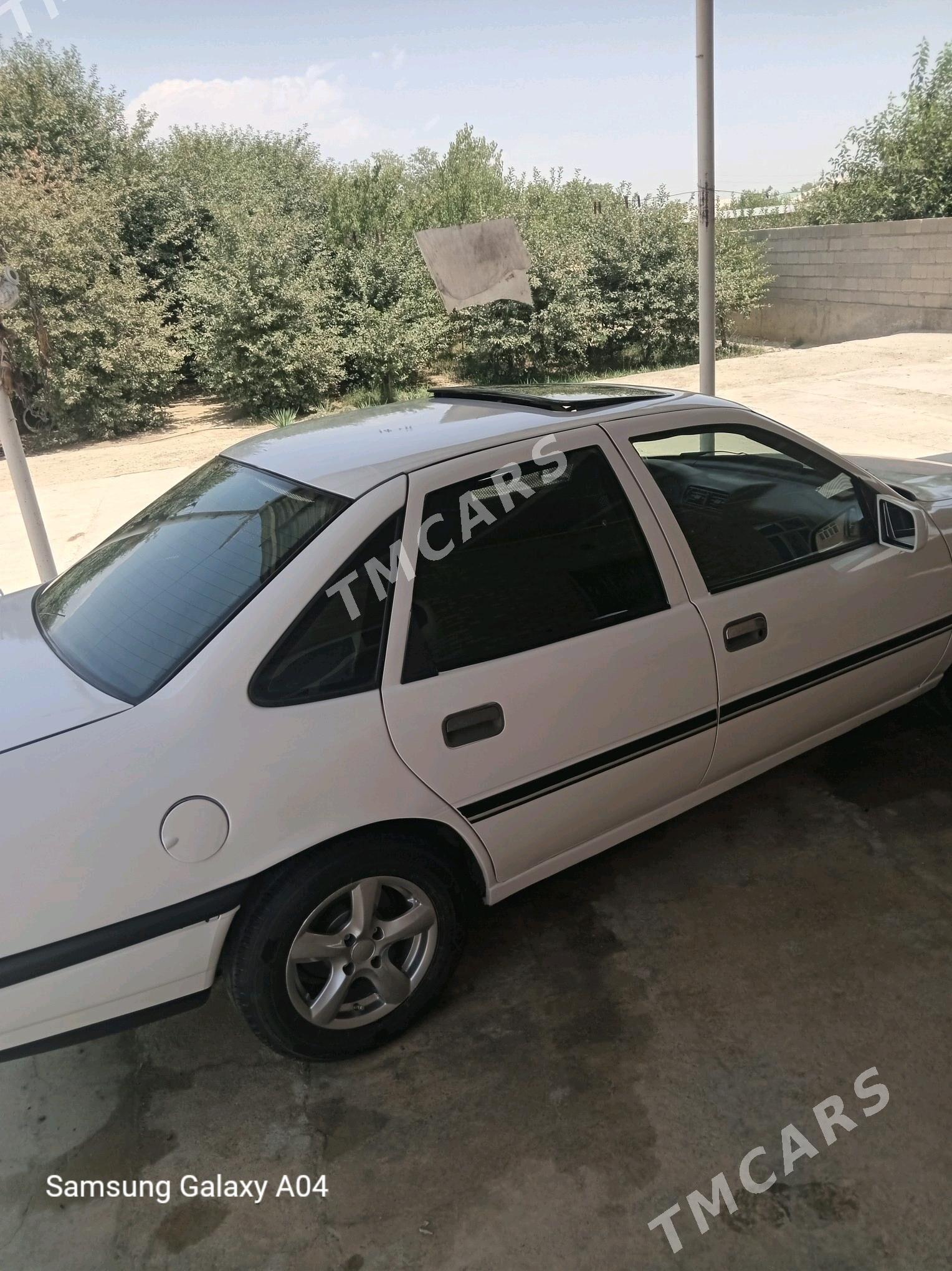 Opel Vectra 1990 - 33 000 TMT - Бахарден - img 4