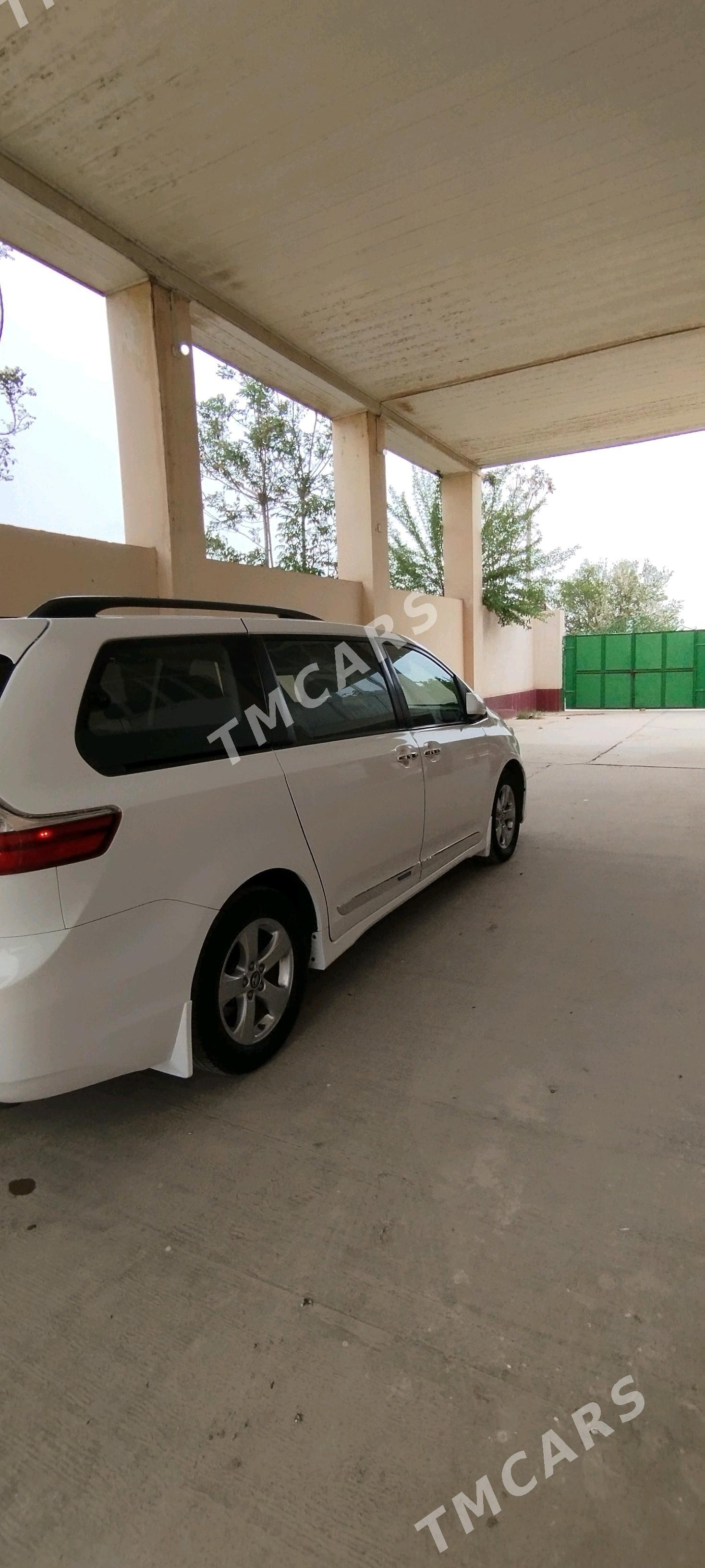 Toyota Sienna 2018 - 350 000 TMT - Halaç - img 2