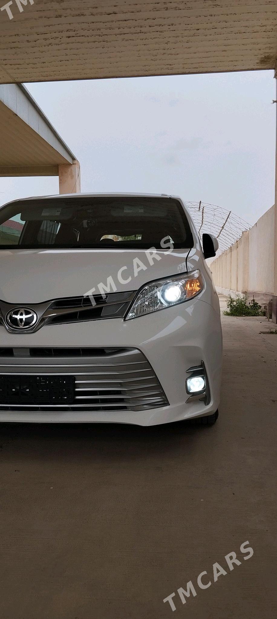 Toyota Sienna 2018 - 350 000 TMT - Halaç - img 8