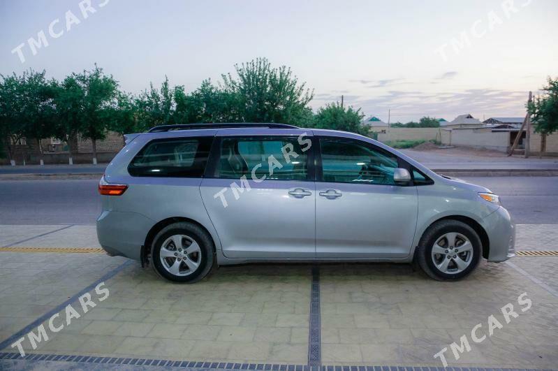 Toyota Sienna 2018 - 330 000 TMT - Бабадайхан - img 4
