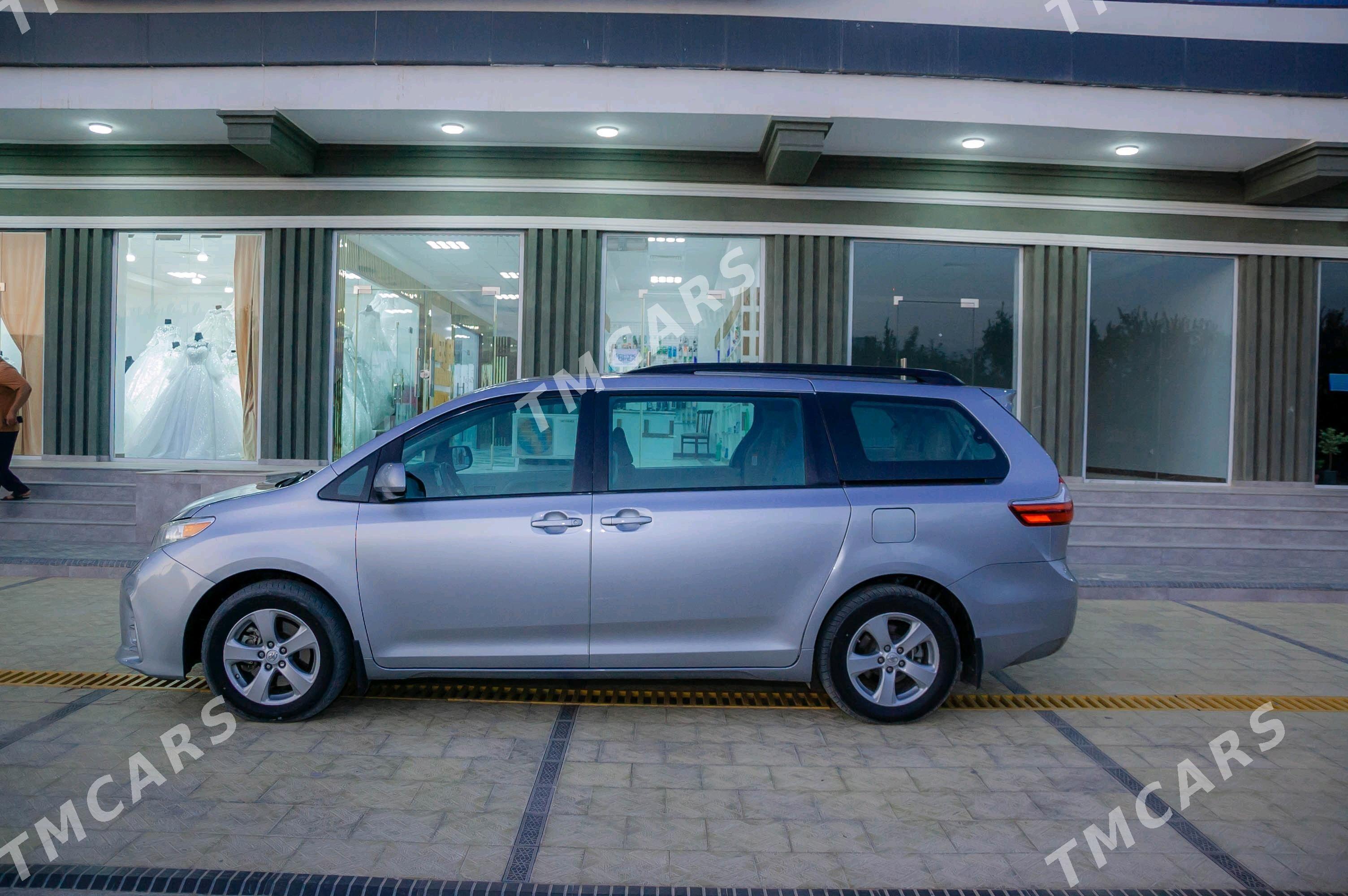 Toyota Sienna 2018 - 330 000 TMT - Бабадайхан - img 8