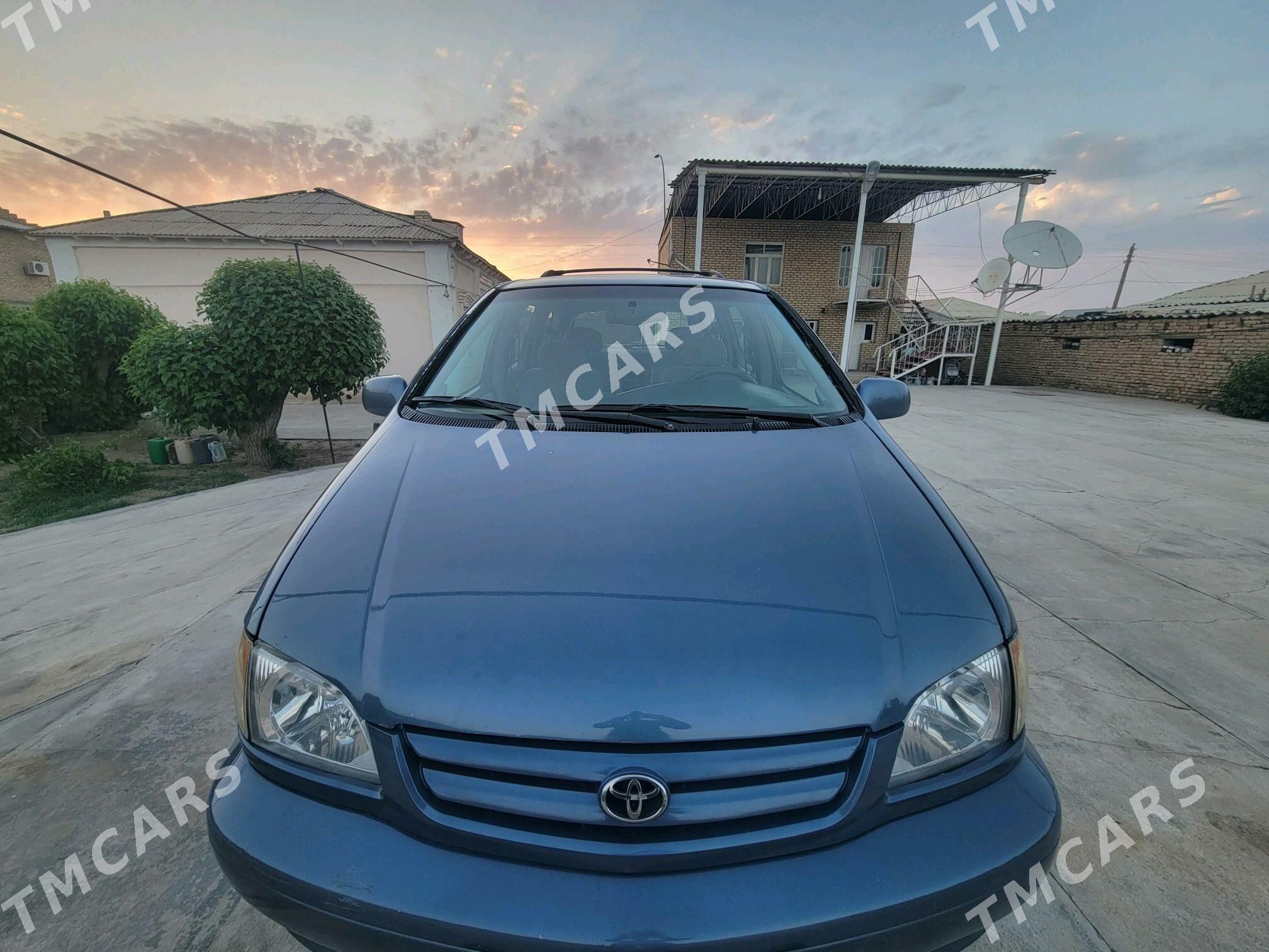 Toyota Sienna 2001 - 128 000 TMT - Мары - img 2