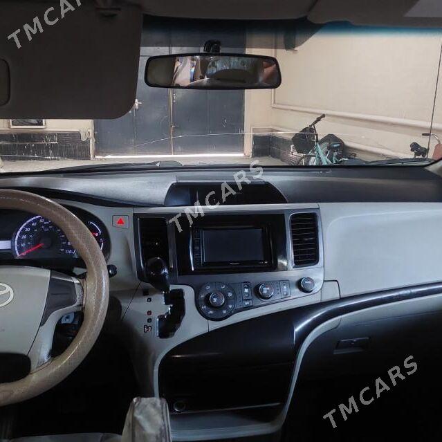 Toyota Sienna 2010 - 240 000 TMT - Керки - img 3