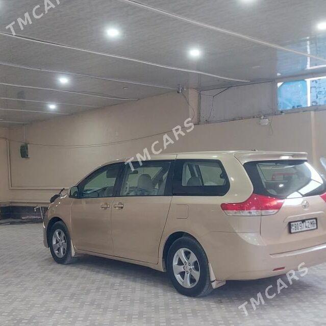 Toyota Sienna 2010 - 240 000 TMT - Керки - img 4