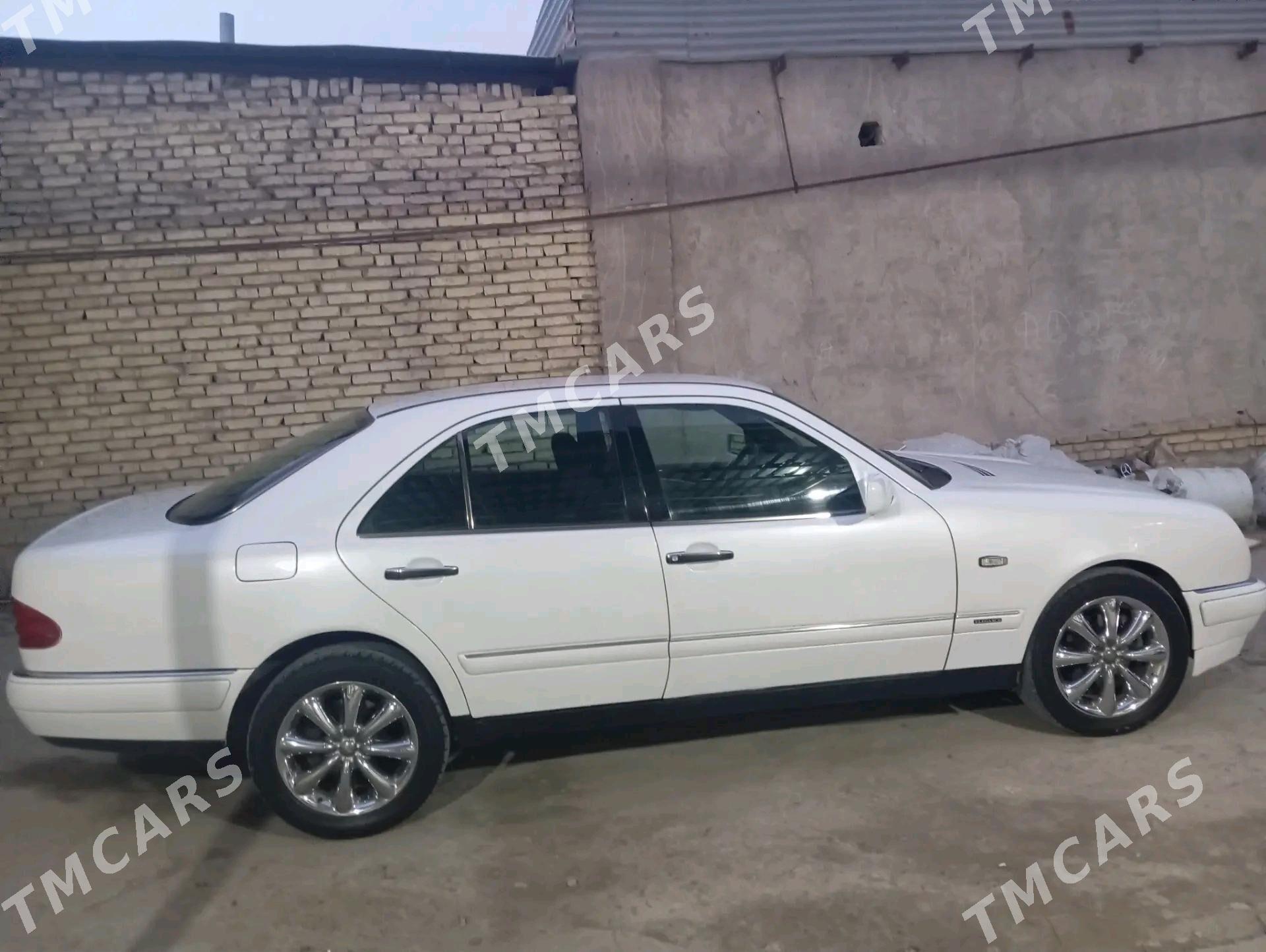 Mercedes-Benz E320 1998 - 60 000 TMT - Мары - img 8