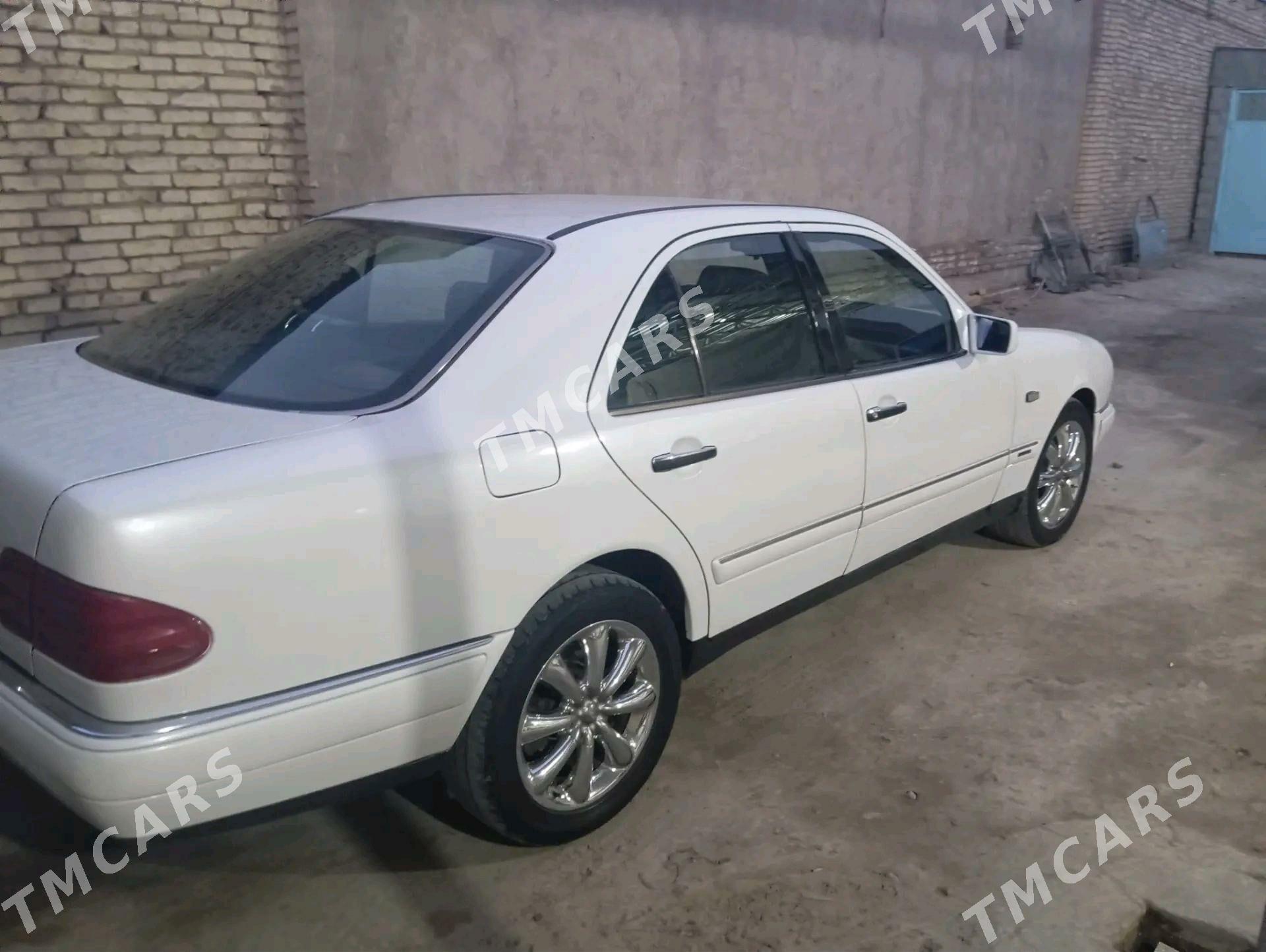 Mercedes-Benz E320 1998 - 60 000 TMT - Мары - img 9