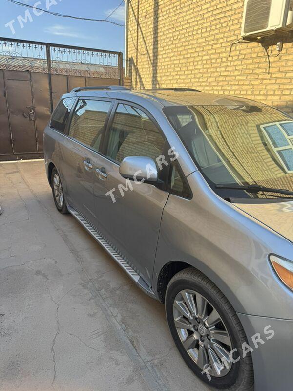 Toyota Sienna 2010 - 280 000 TMT - Мары - img 4