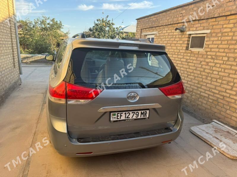 Toyota Sienna 2010 - 280 000 TMT - Мары - img 1