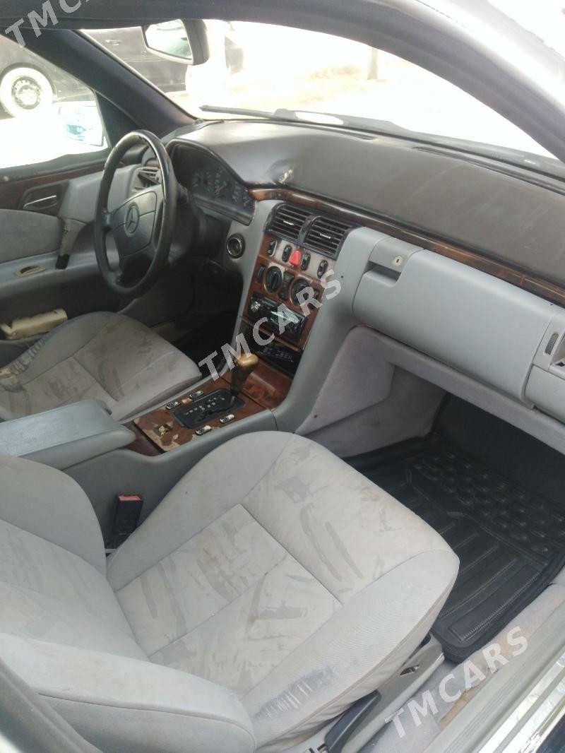 Mercedes-Benz 230E 1997 - 30 000 TMT - Gyzylarbat - img 2