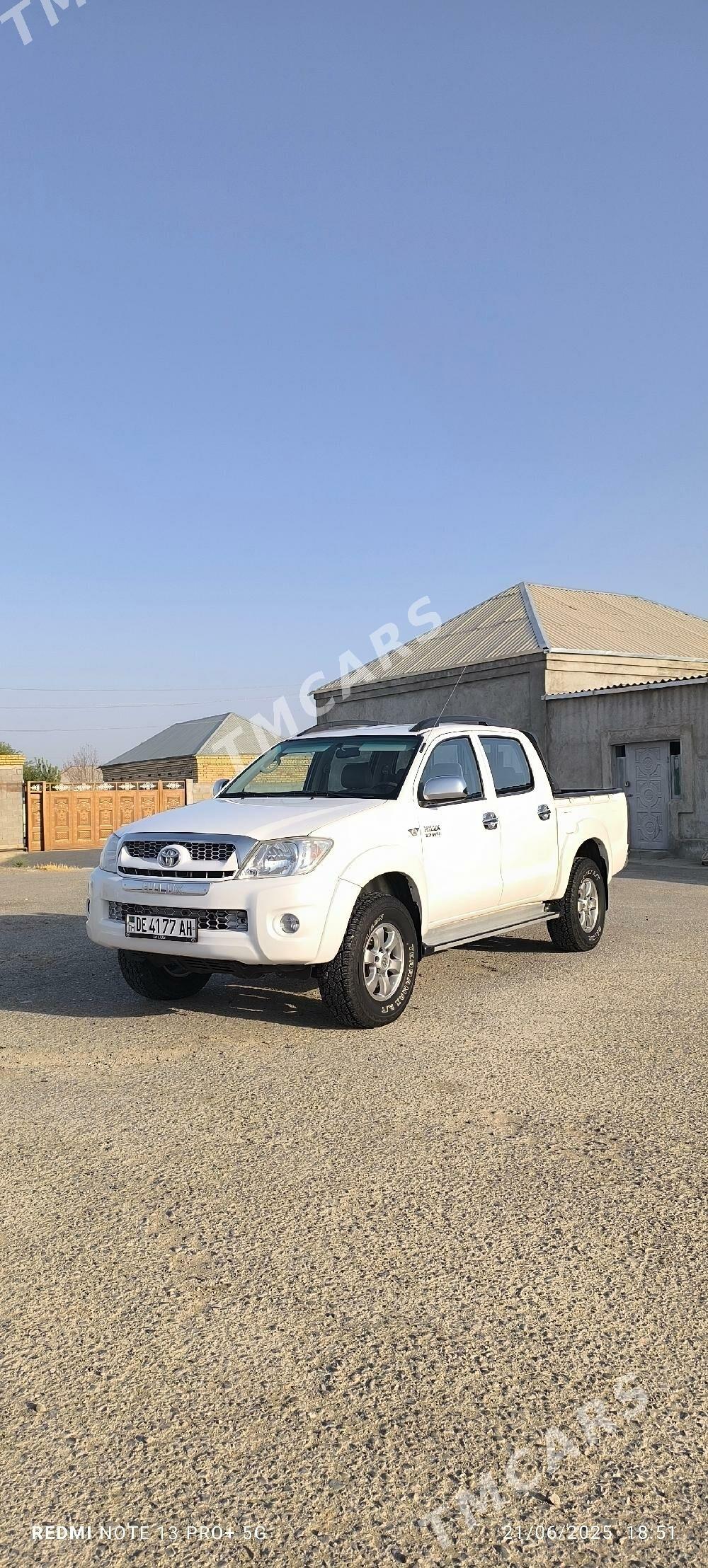 Toyota Hilux 2011 - 330 000 TMT - Бахарден - img 4