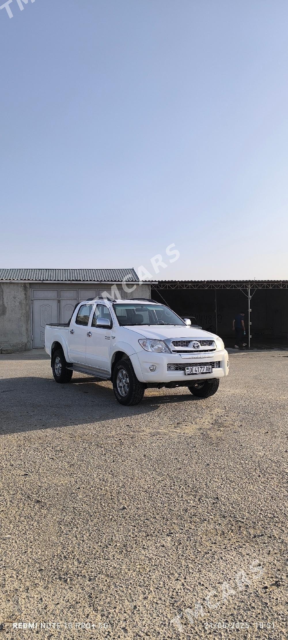 Toyota Hilux 2011 - 330 000 TMT - Бахарден - img 3