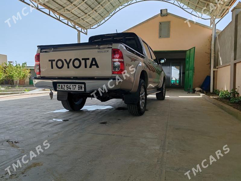 Toyota Hilux 2014 - 420 000 TMT - Хазар - img 4