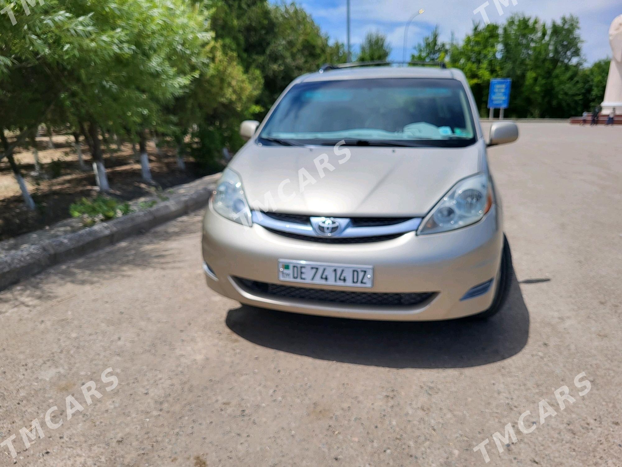 Toyota Sienna 2004 - 225 000 TMT - Кёнеургенч - img 2