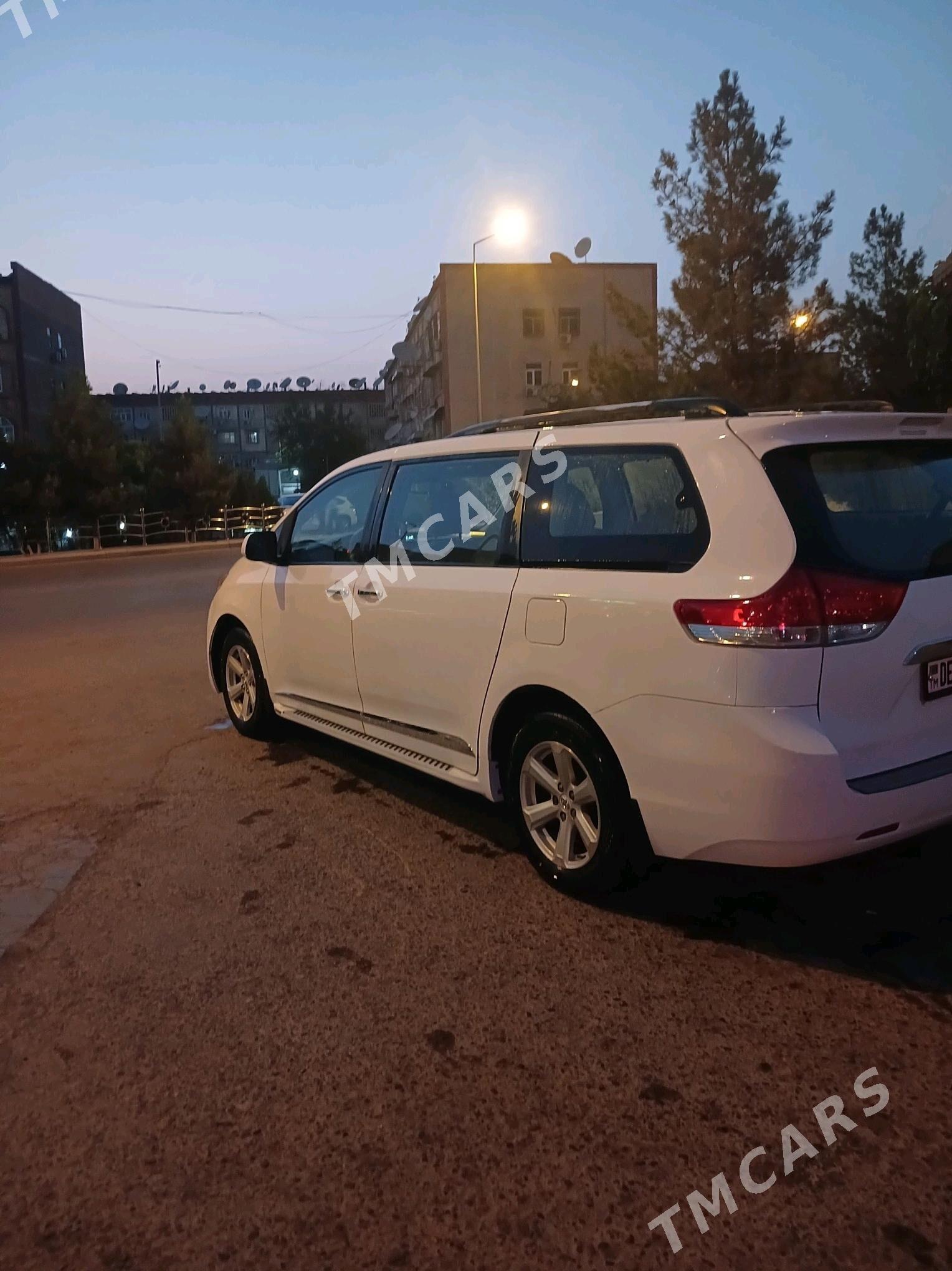 Toyota Sienna 2010 - 265 000 TMT - Мары - img 4