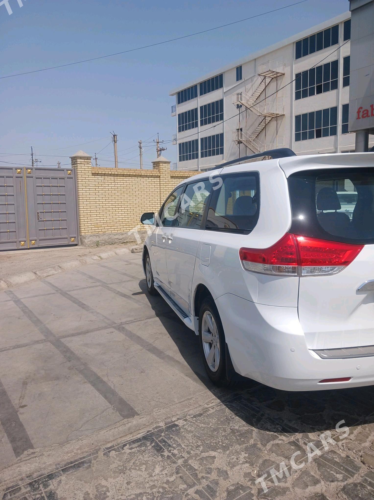 Toyota Sienna 2010 - 265 000 TMT - Мары - img 7