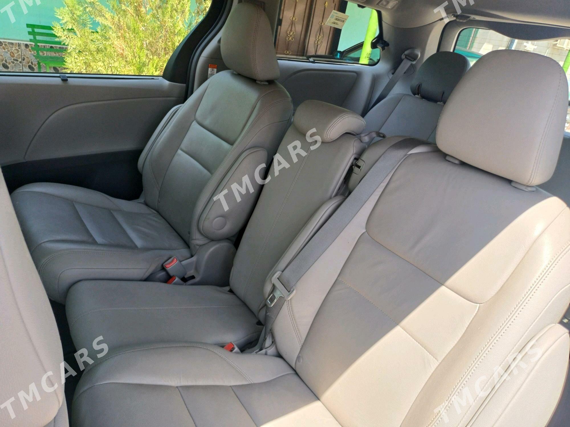 Toyota Sienna 2017 - 380 000 TMT - Кёнеургенч - img 7
