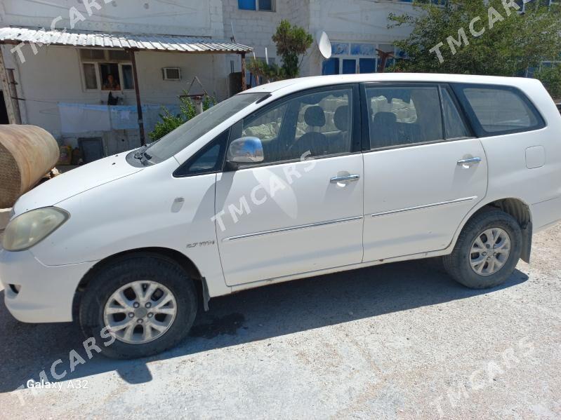 Toyota Innova 2006 - 100 000 TMT - Карабогаз - img 3