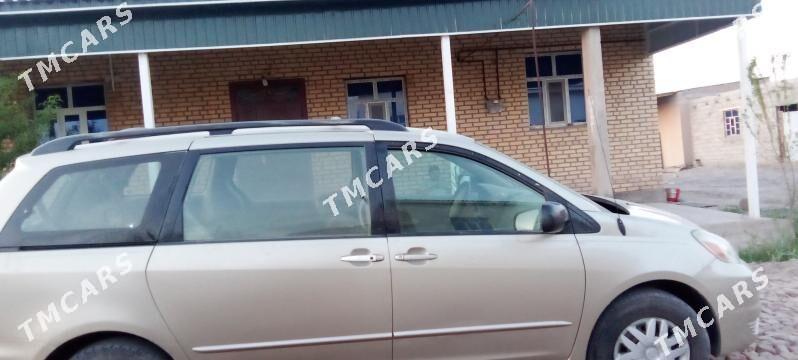 Toyota Sienna 2004 - 200 000 TMT - Köneürgenç - img 3