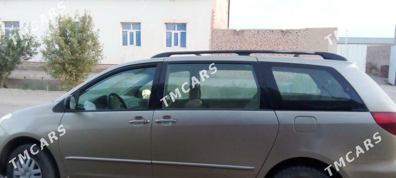 Toyota Sienna 2004 - 200 000 TMT - Köneürgenç - img 2