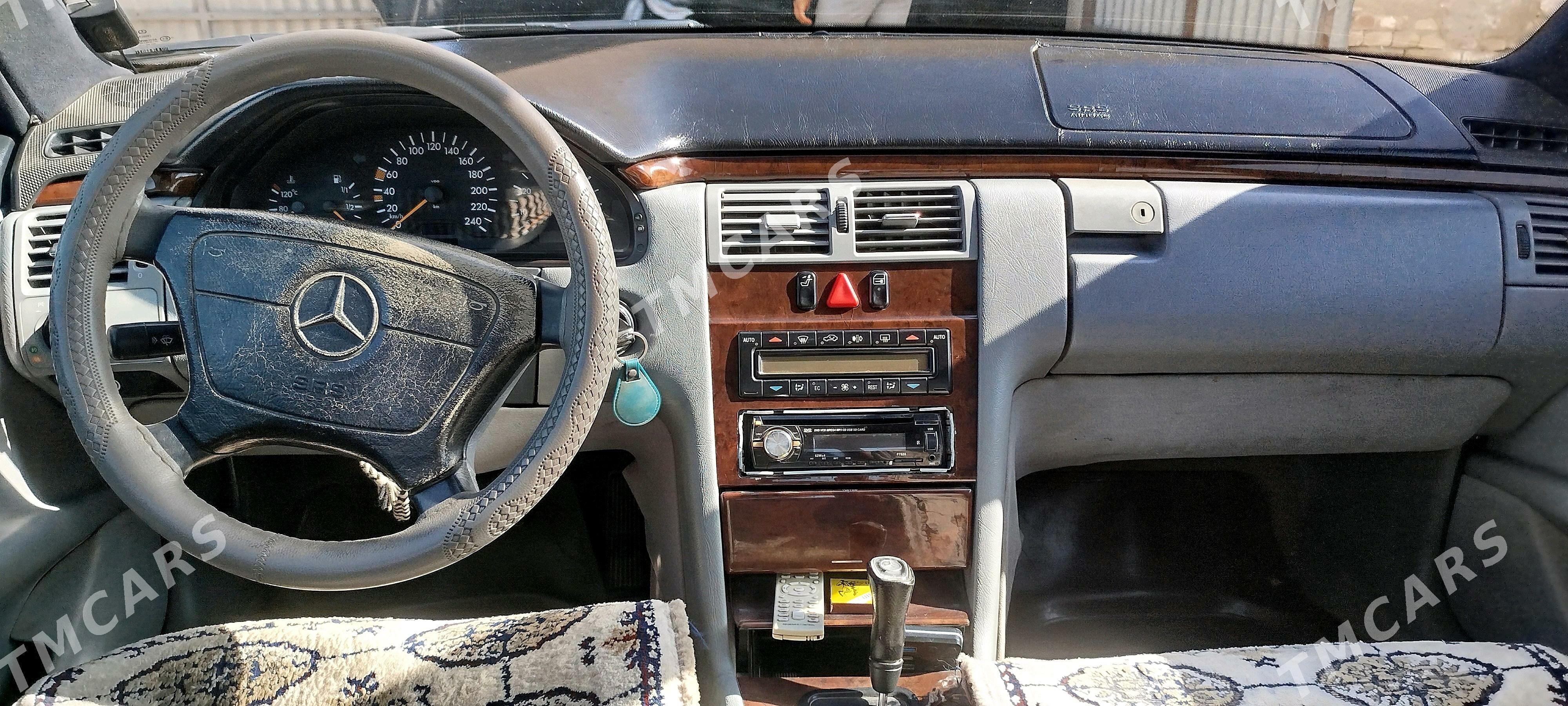 Mercedes-Benz E320 1997 - 65 000 TMT - Туркменгала - img 2