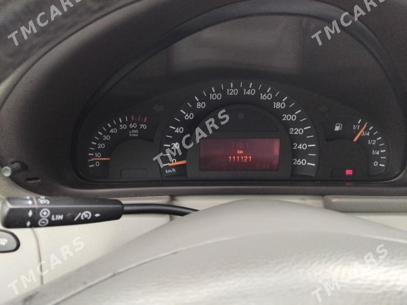 Mercedes-Benz E320 2001 - 120 000 TMT - Кëши - img 6