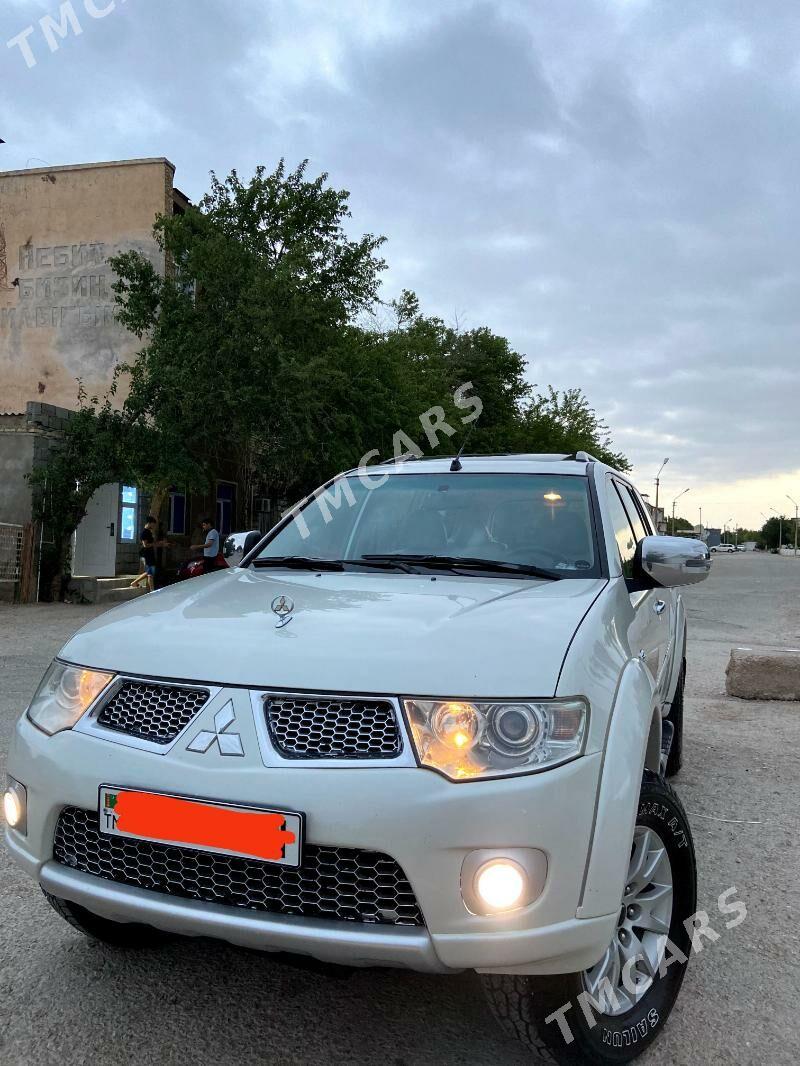 Mitsubishi Montero Sport 2013 - 280 000 TMT - Balkanabat - img 4