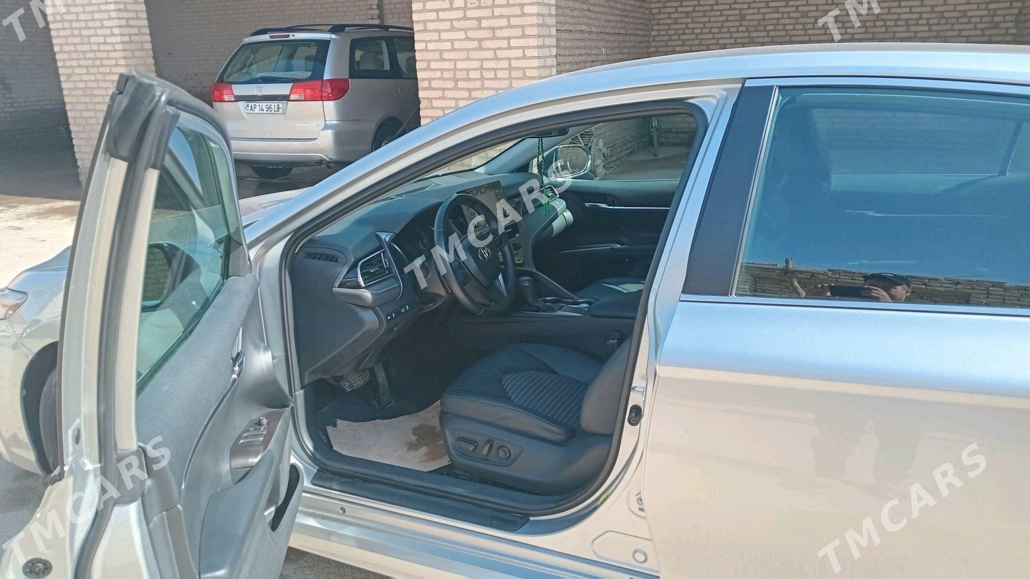 Toyota Camry 2021 - 340 000 TMT - Халач - img 2