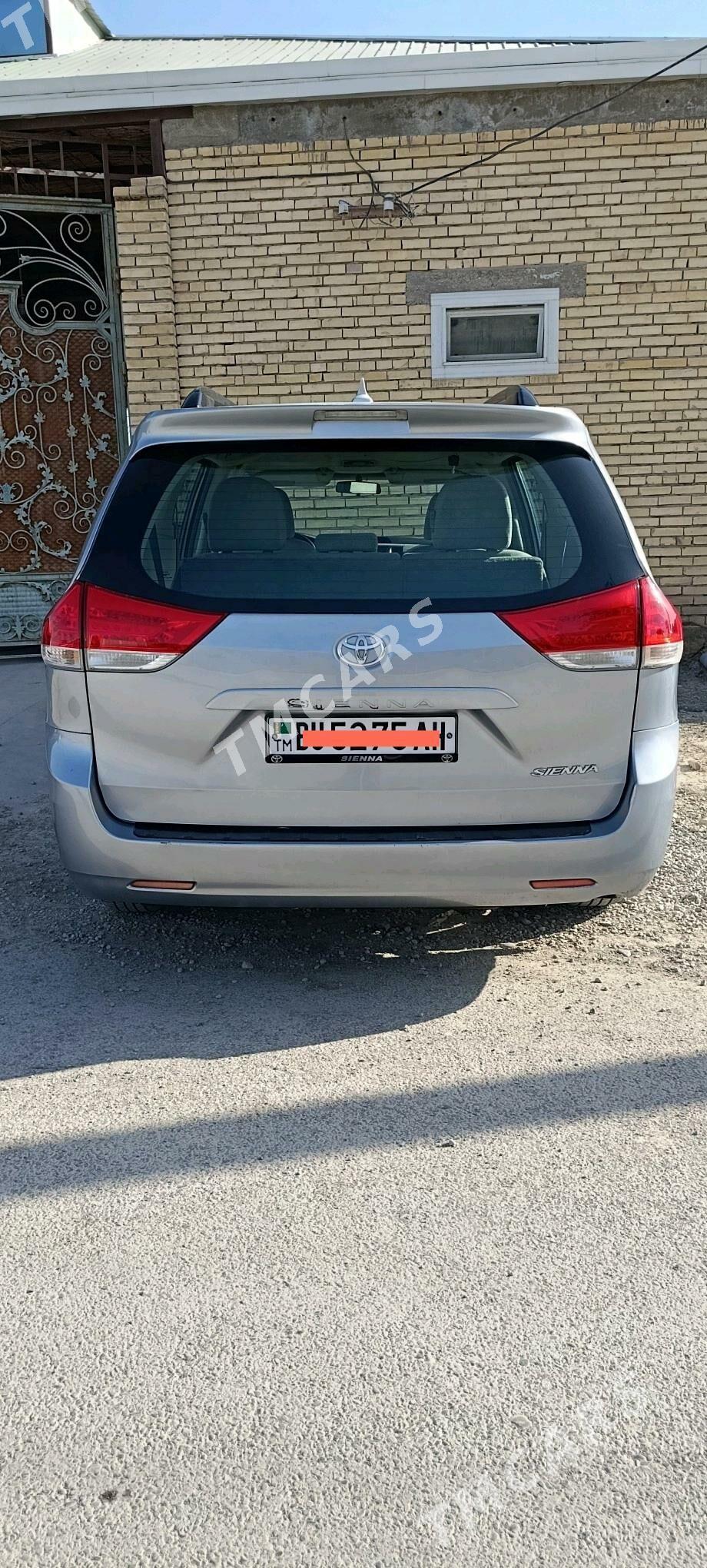 Toyota Sienna 2011 - 285 000 TMT - Кака - img 3