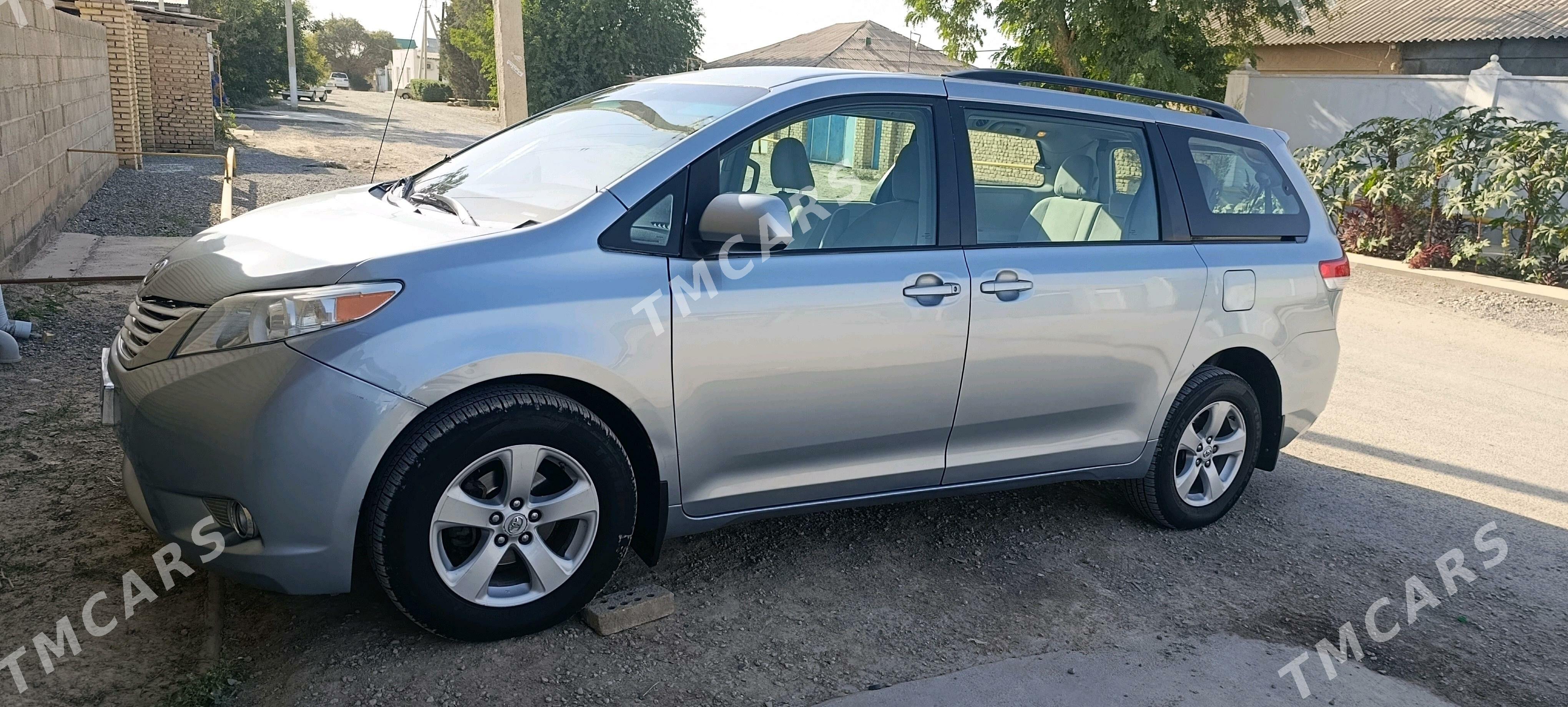 Toyota Sienna 2011 - 285 000 TMT - Кака - img 4