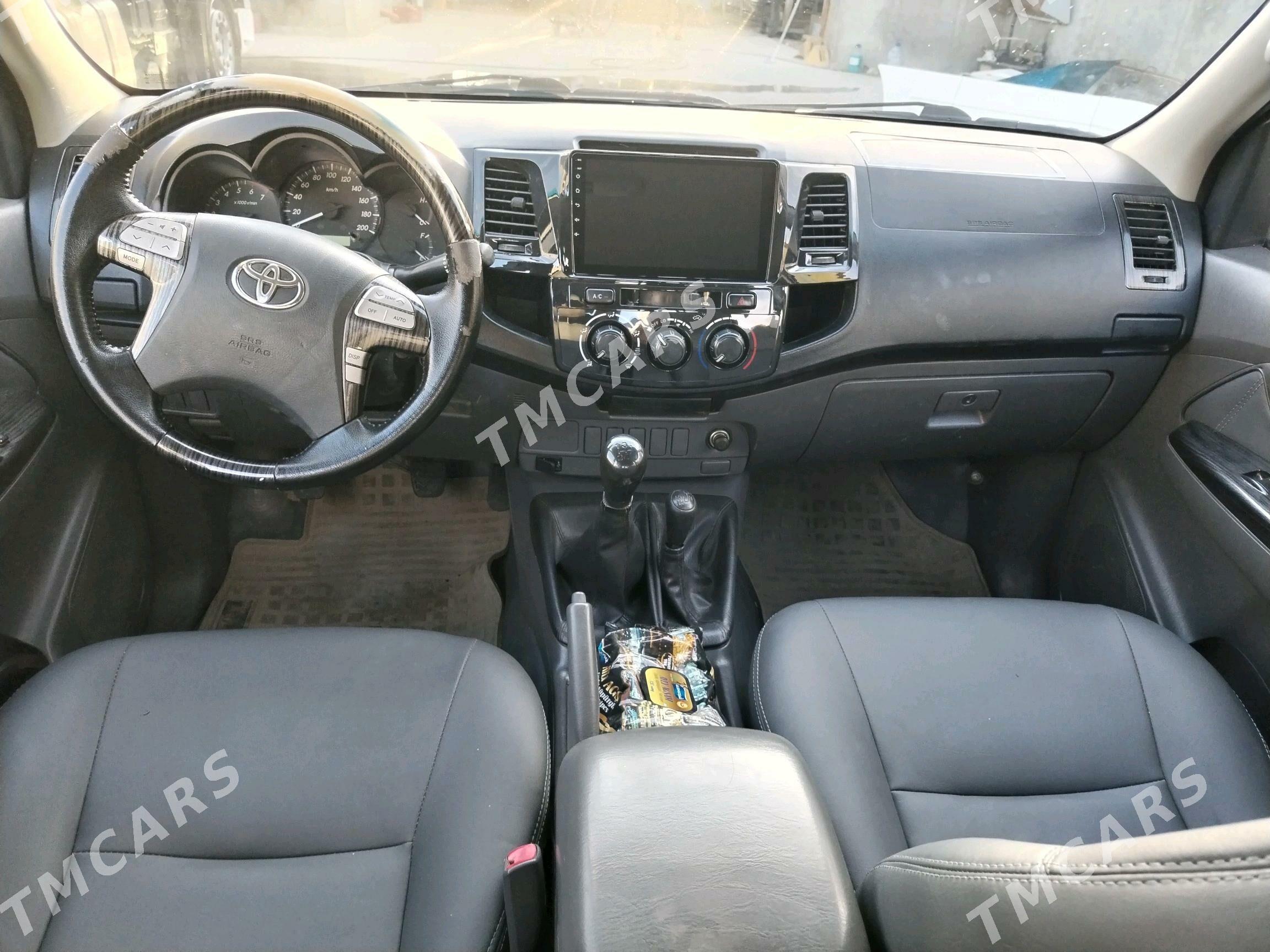 Toyota Hilux 2013 - 330 000 TMT - Türkmenabat - img 2