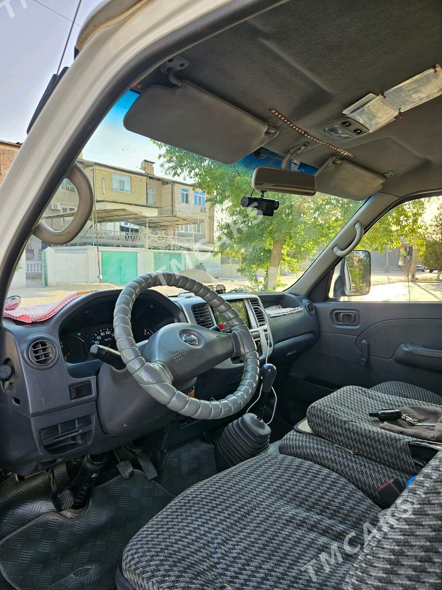 Nissan Urvan 2006 - 170 000 TMT - Балканабат - img 5