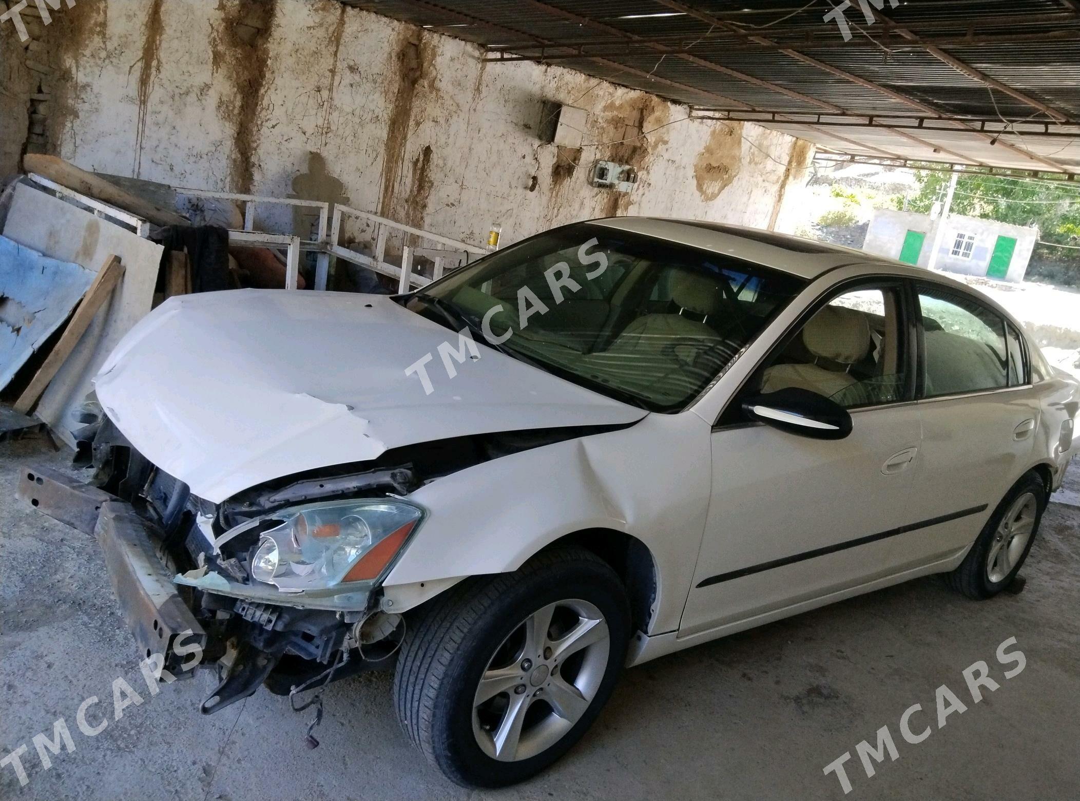 Nissan Altima 2001 - 30 000 TMT - Бахарден - img 4