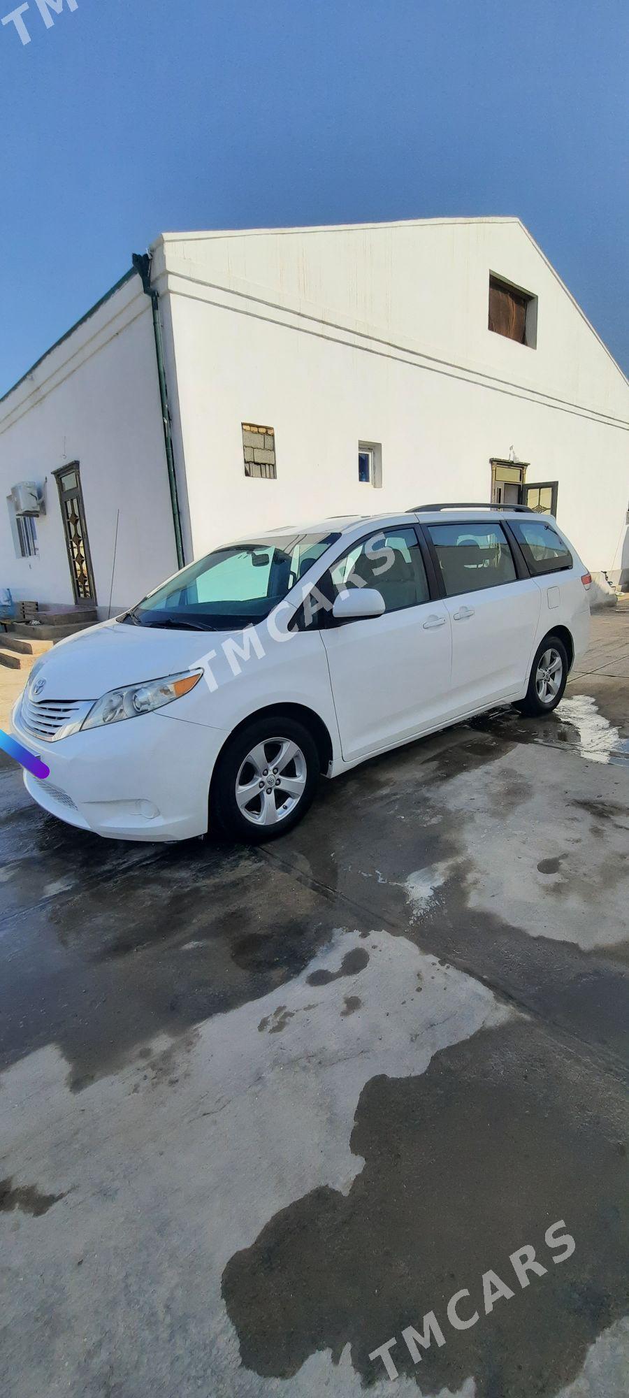 Toyota Sienna 2010 - 280 000 TMT - Дашогуз - img 3