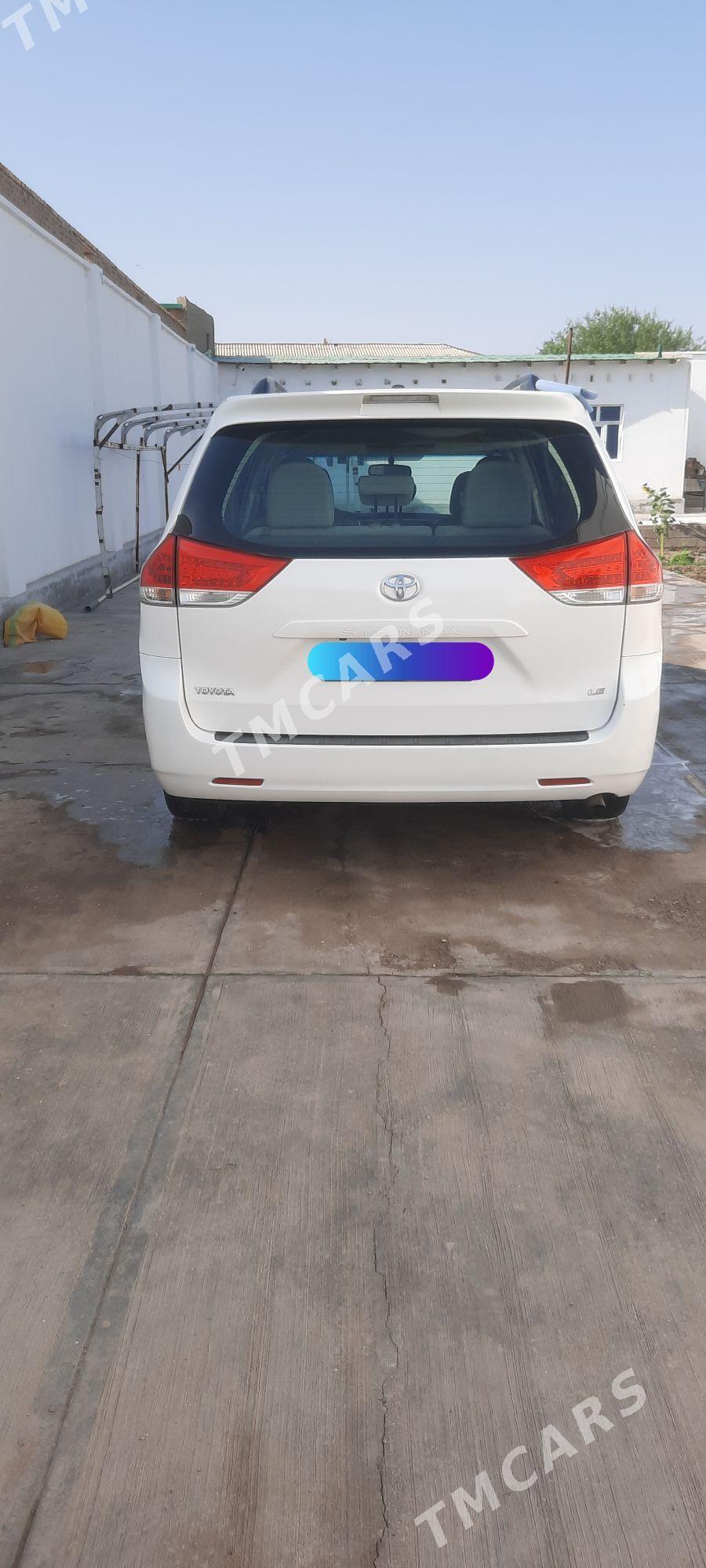 Toyota Sienna 2010 - 280 000 TMT - Дашогуз - img 4