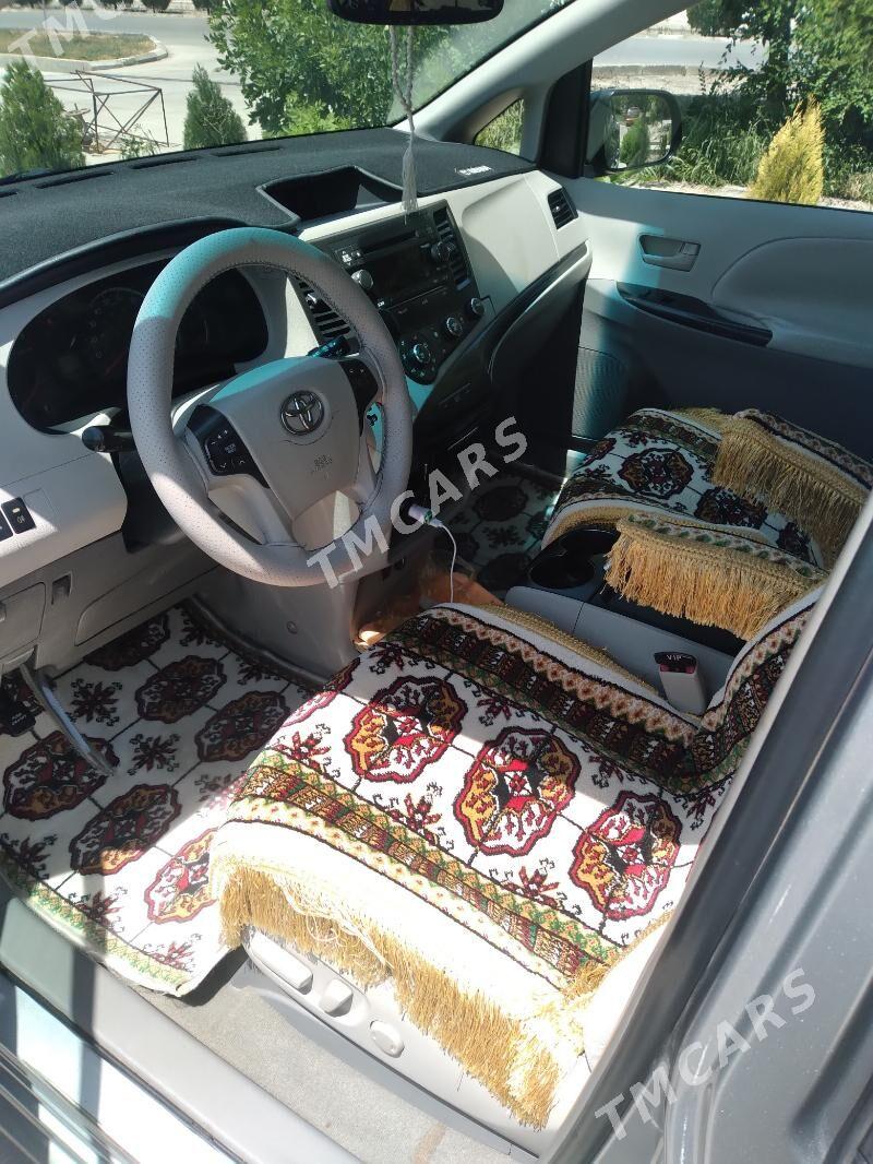 Toyota Sienna 2012 - 280 000 TMT - Дашогуз - img 3