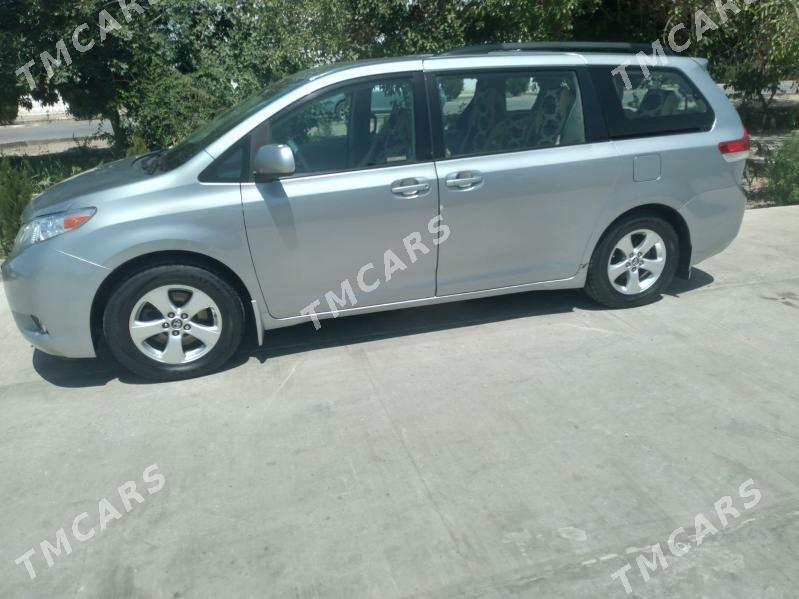 Toyota Sienna 2012 - 280 000 TMT - Дашогуз - img 2