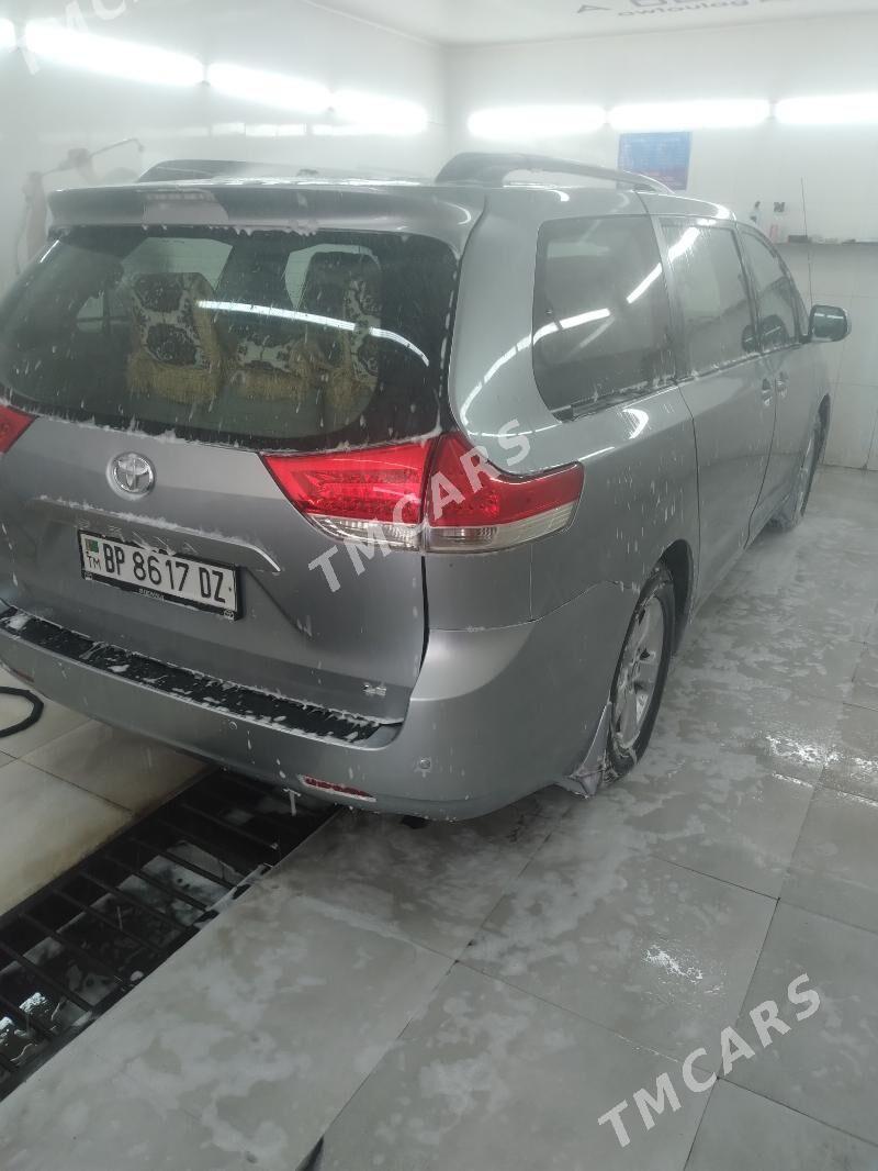 Toyota Sienna 2012 - 280 000 TMT - Дашогуз - img 5