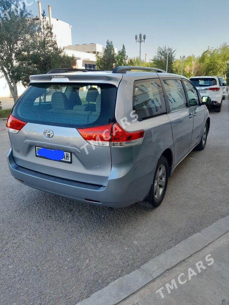 Toyota Sienna 2013 - 267 000 TMT - Бахарден - img 4