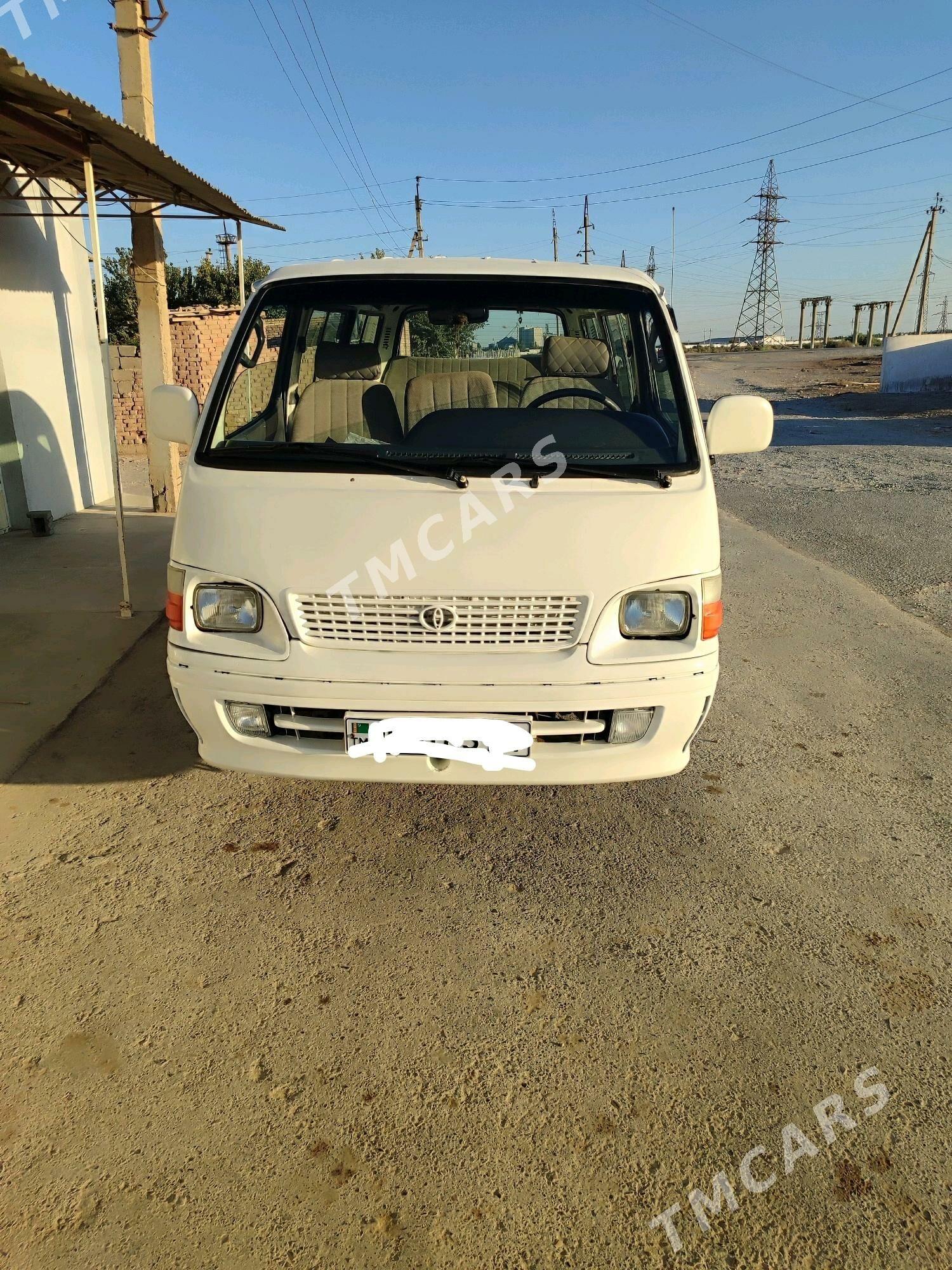 Toyota Hiace 2004 - 105 000 TMT - Теджен - img 3